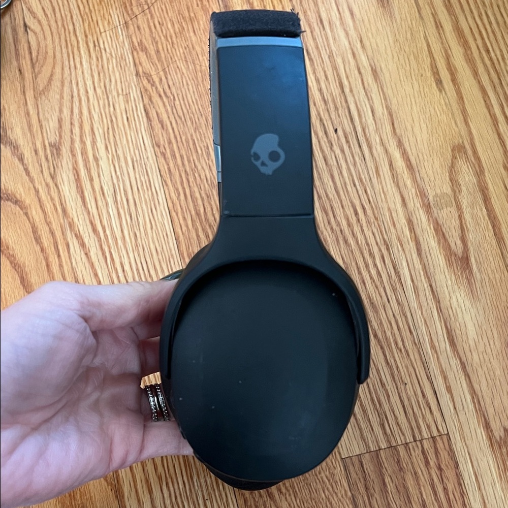 Skullcandy crusher  Headphones model S6EVW. Does not come with charging wires.